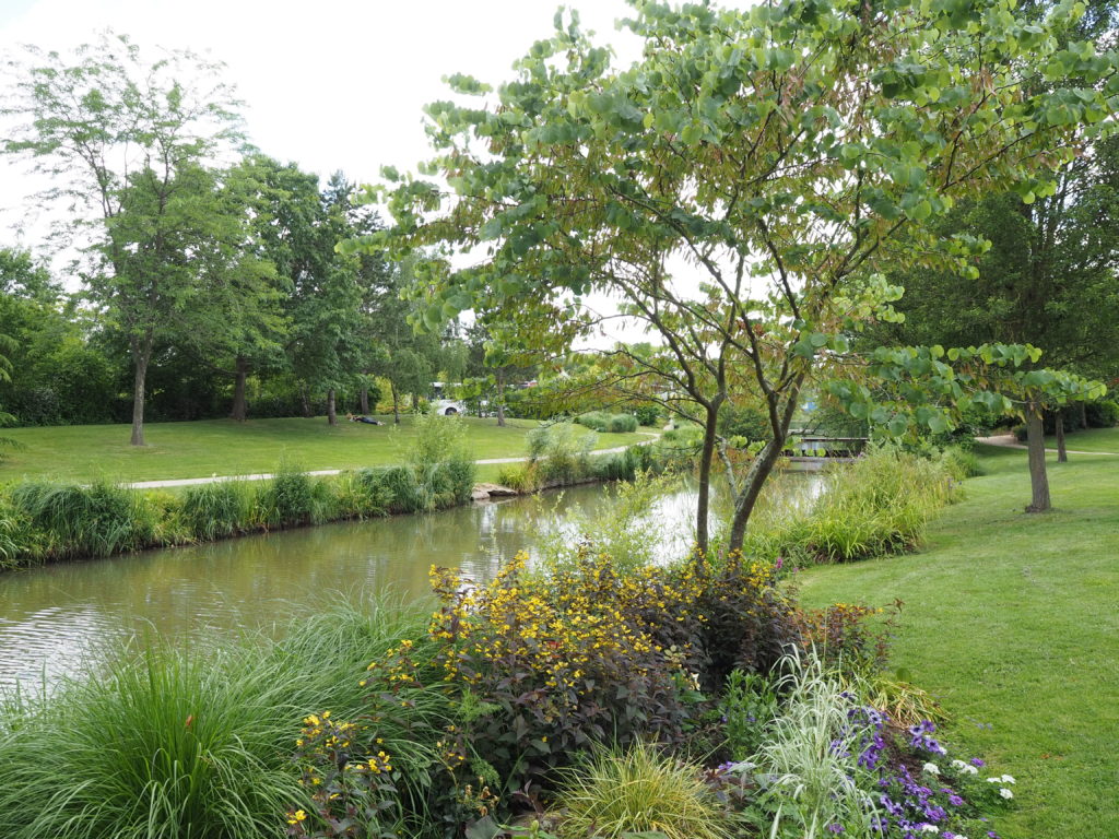 Magnifique Parc du Prieuré à Beaucouzé, avec de la verdure et un cours d'eau